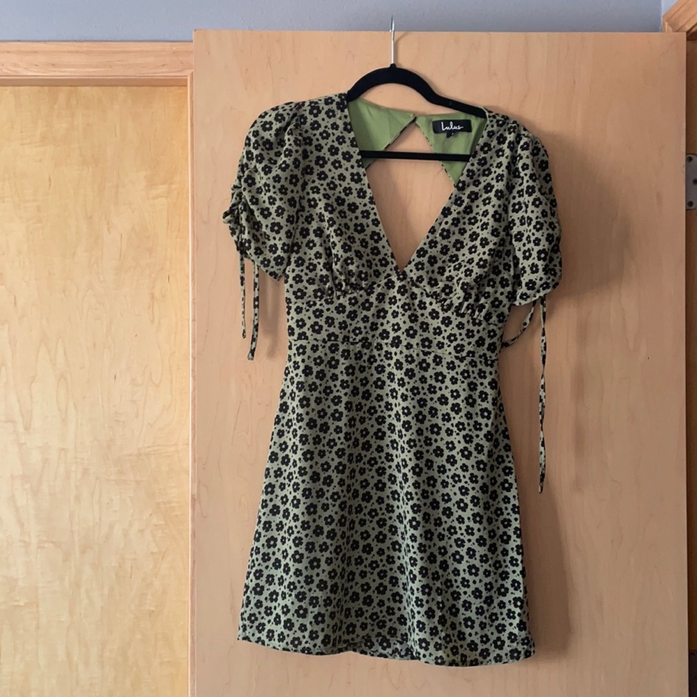 NWOT: Cute green LULUS dress with an open back!